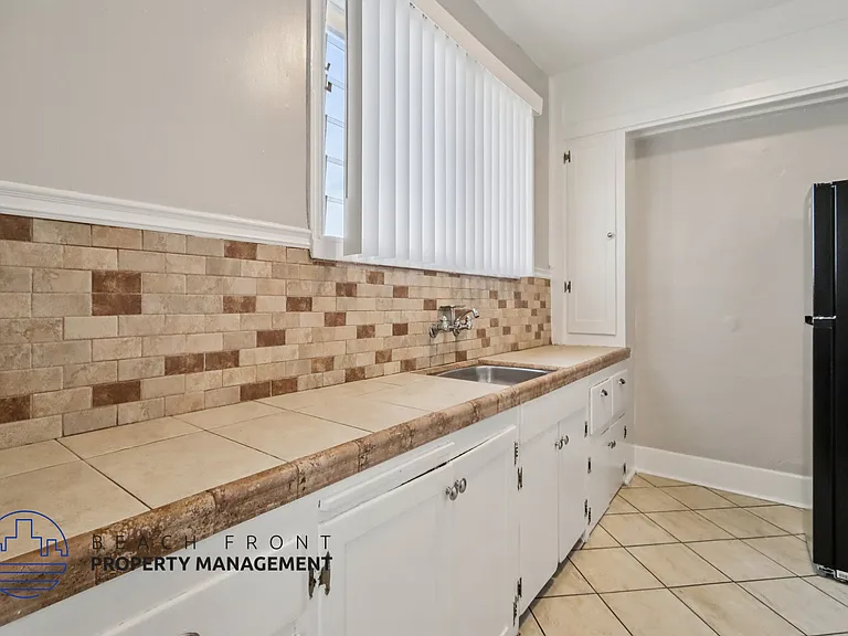 1141 Pine Ave — Photo 4