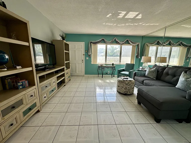 1001 NE 8th Ave #102 — Photo 6