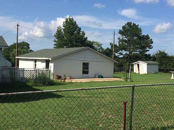 4th image of 210 Lakeside Dr