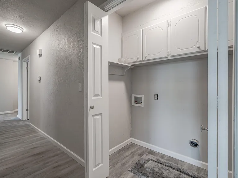 605 Saint James Pl — Photo 32