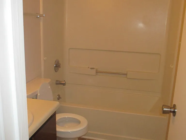 915 Malibu Dr — Photo 7
