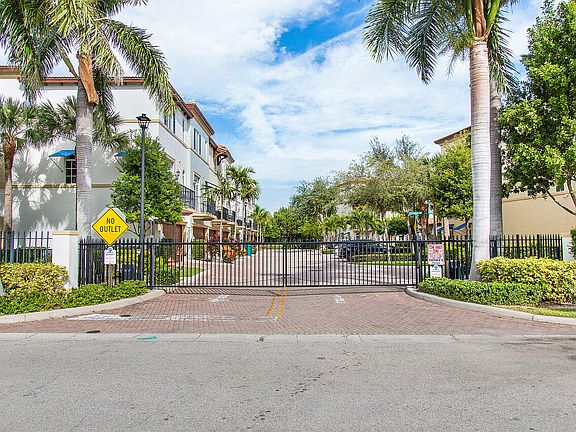 3rd image of 805 Estancia Way
