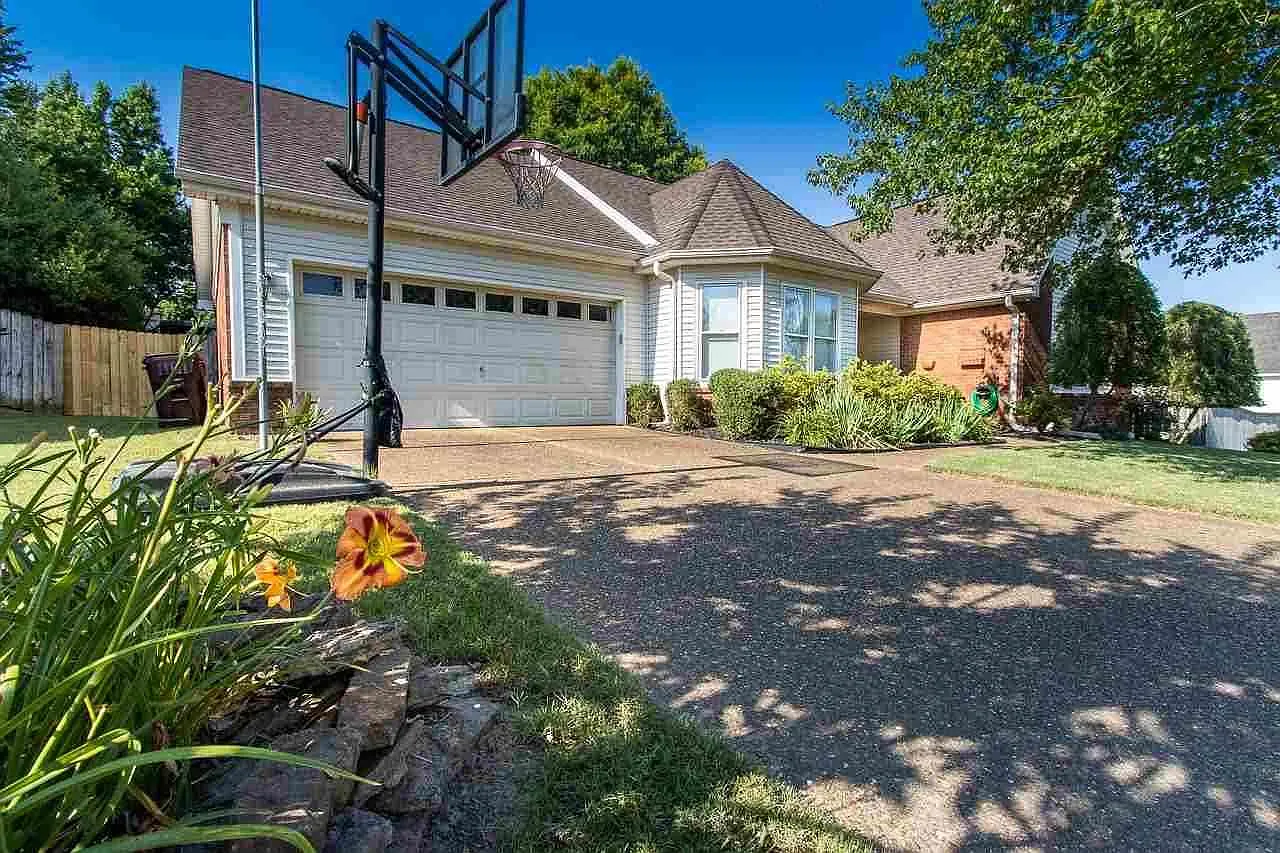 3 bed, 2.0 bath, 1996 sqft, $2,350 — Photo 2