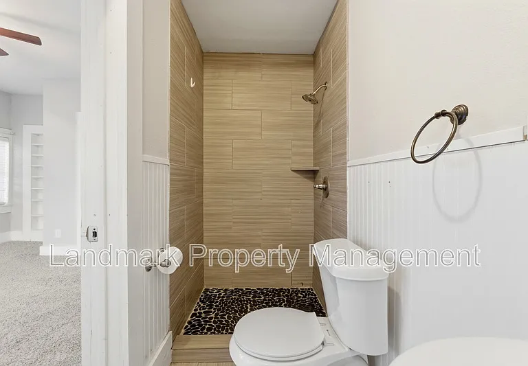 405 College St — Photo 21