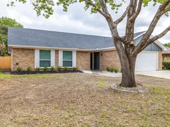 2446 Hallmark St, Grand Prairie, TX 75052