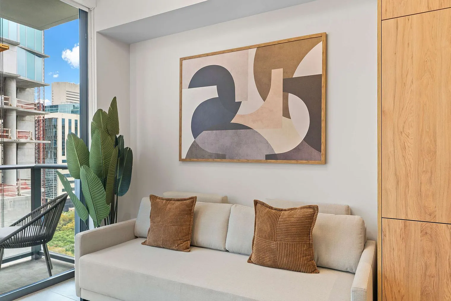 1 bed, 1.0 bath, 592 sqft, $4,341 — Photo 2