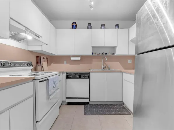 1900 W 68th St APT F302, Hialeah, FL 33014