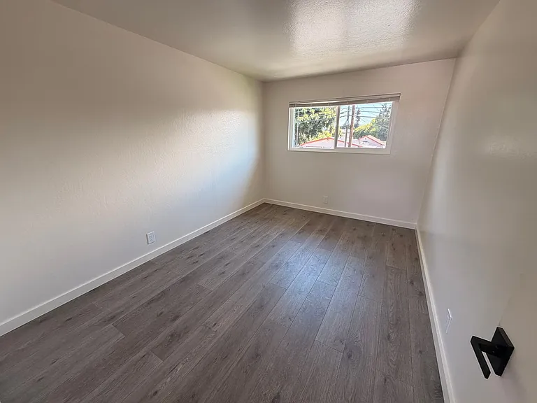 South Garden Apartments — Photo 15