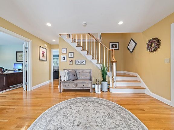 4th image of 40 Messina Woods Dr