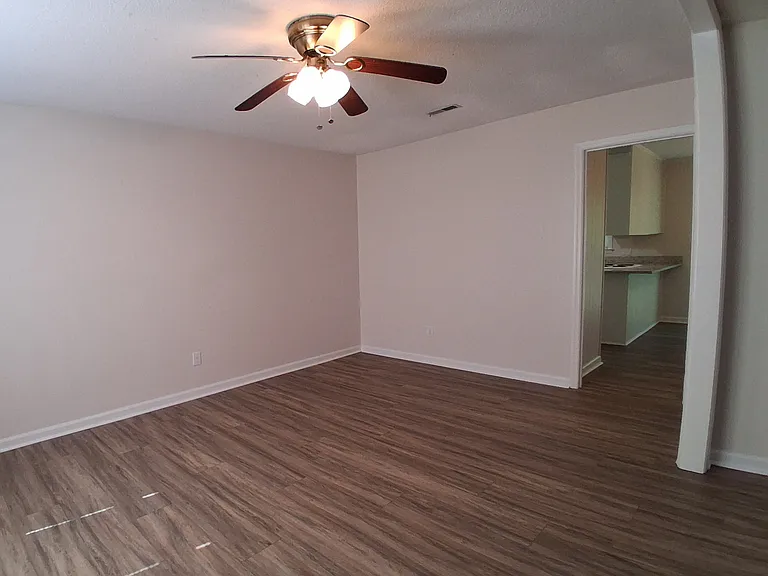 103 Robin St — Photo 2