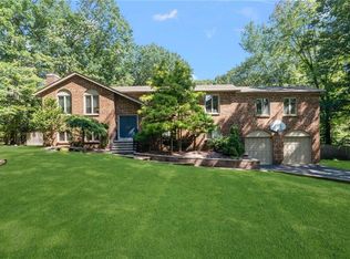 15 Beacon Hill Dr, Warwick, RI 02886