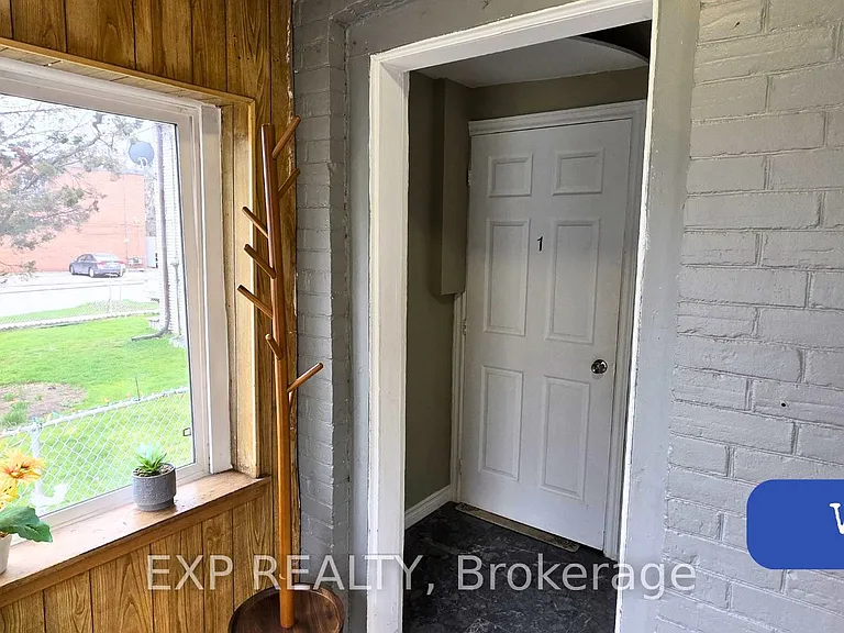 1562 Jane St — Photo 6