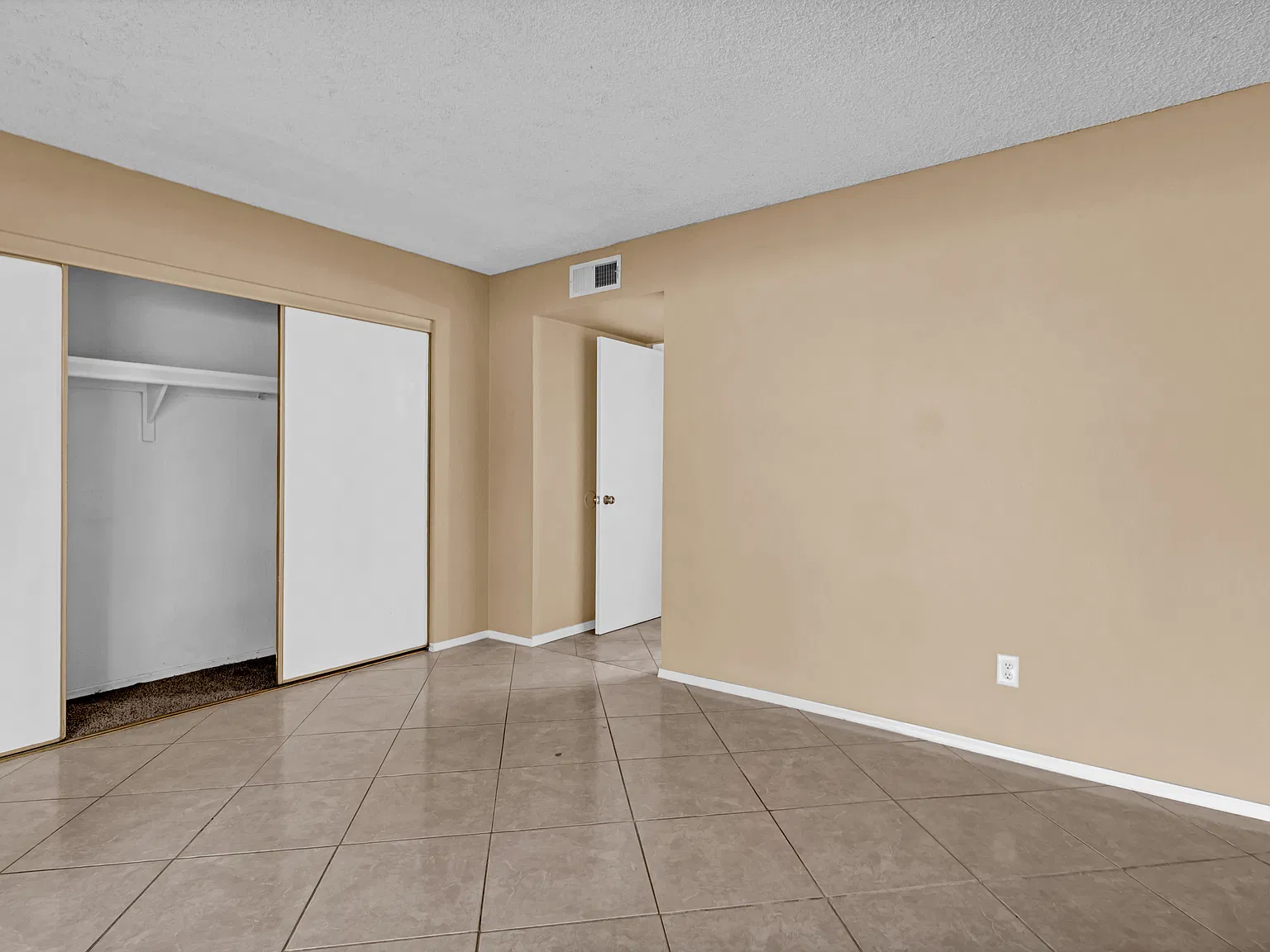 3 bed, 1052 sqft, $1,900 — Photo 3