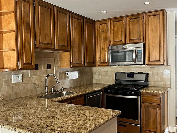 3rd image of 1114 W Hillsdale Blvd