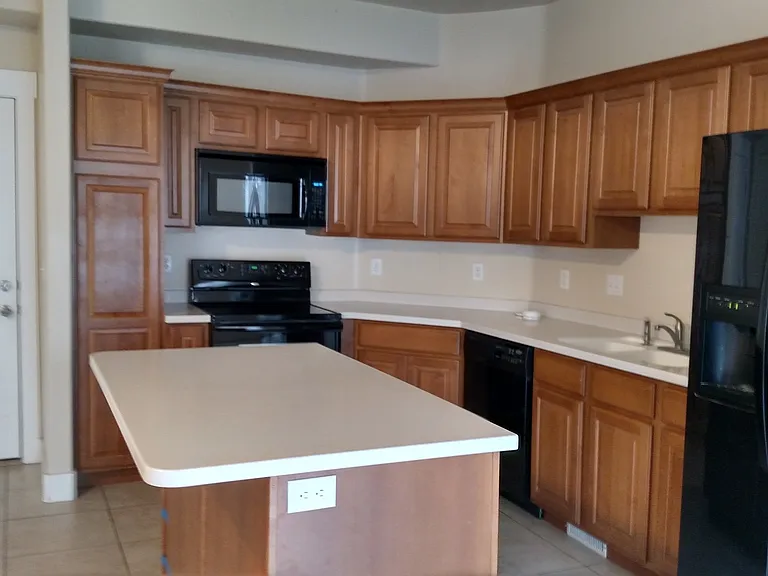 2557 N Garden Dr — Photo 3