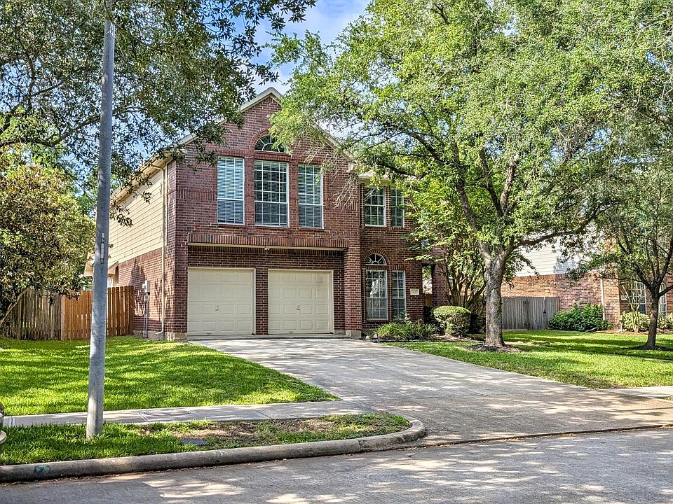 Welllandscaped, beautiful front elevation.
