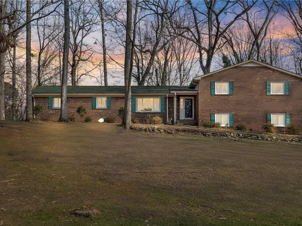 2717 Castes Dr, Pfafftown, NC 27040