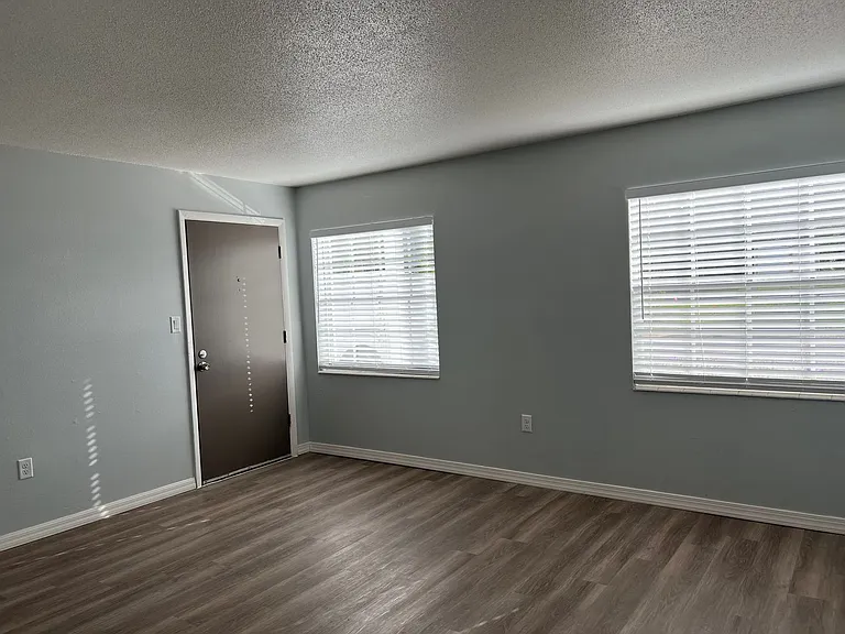 Manatee Bay Apartments — Photo 35