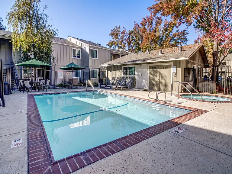 Round Hill Creek Apartments — Photo 19