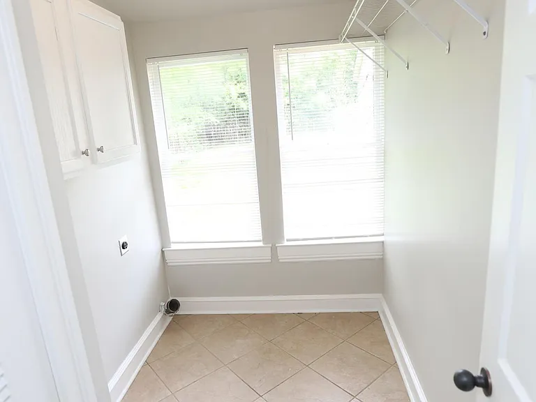 106 S Summit St — Photo 12