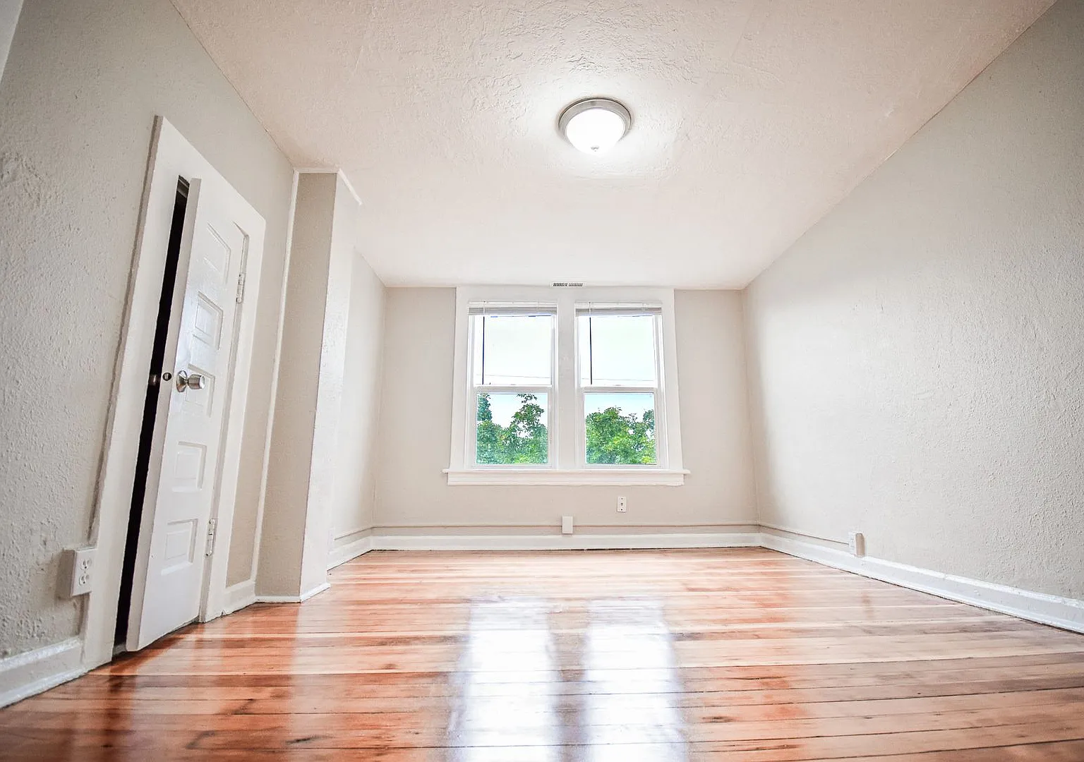 Upstairs 2BDRM Apartment in NE Portland! W/S/G included! — Photo 1