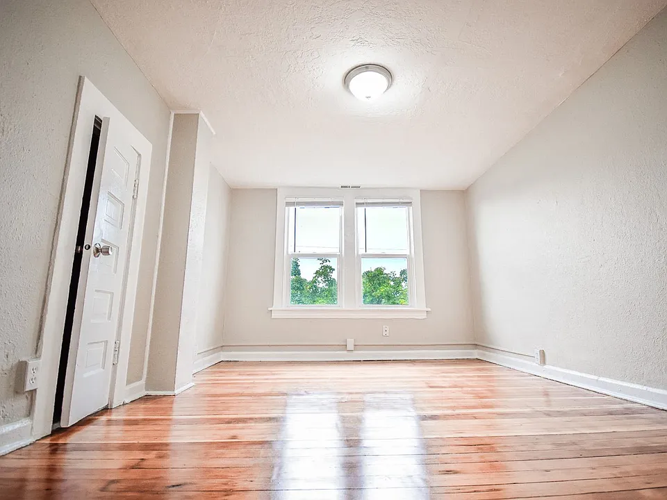 Upstairs 2BDRM Apartment in NE Portland! W/S/G included!