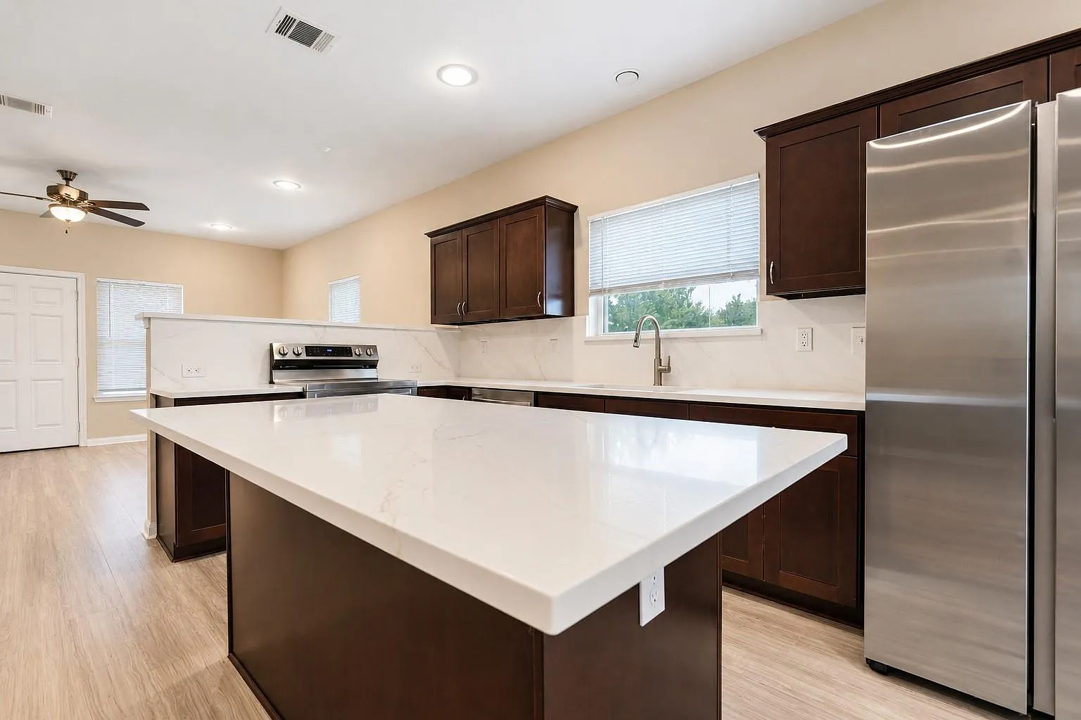 3 bed, 2.5 bath, 1600 sqft, $1,750 — Photo 3