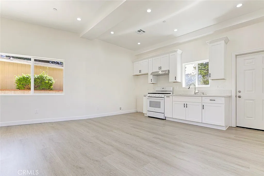 2 bed, 1050 sqft, $2,900 — Photo 3
