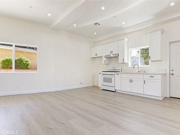 3rd image of 3-7044 Greeley St