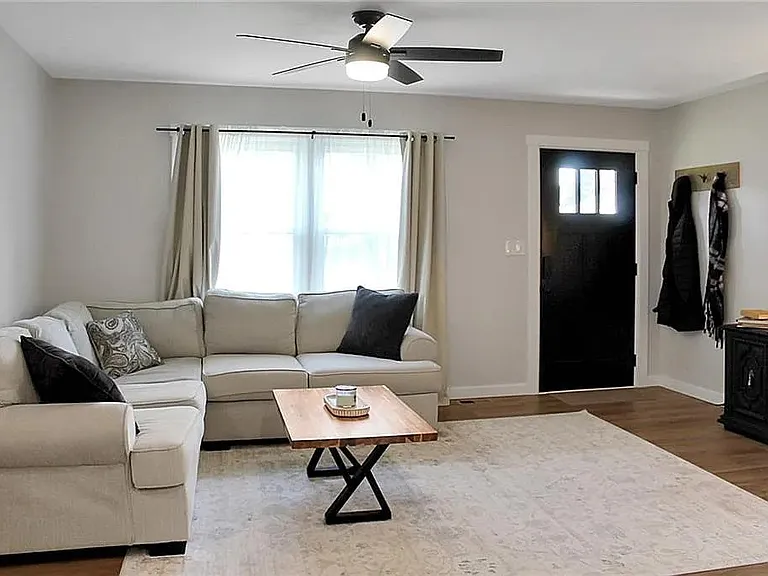 726 W Broadway St — Photo 2