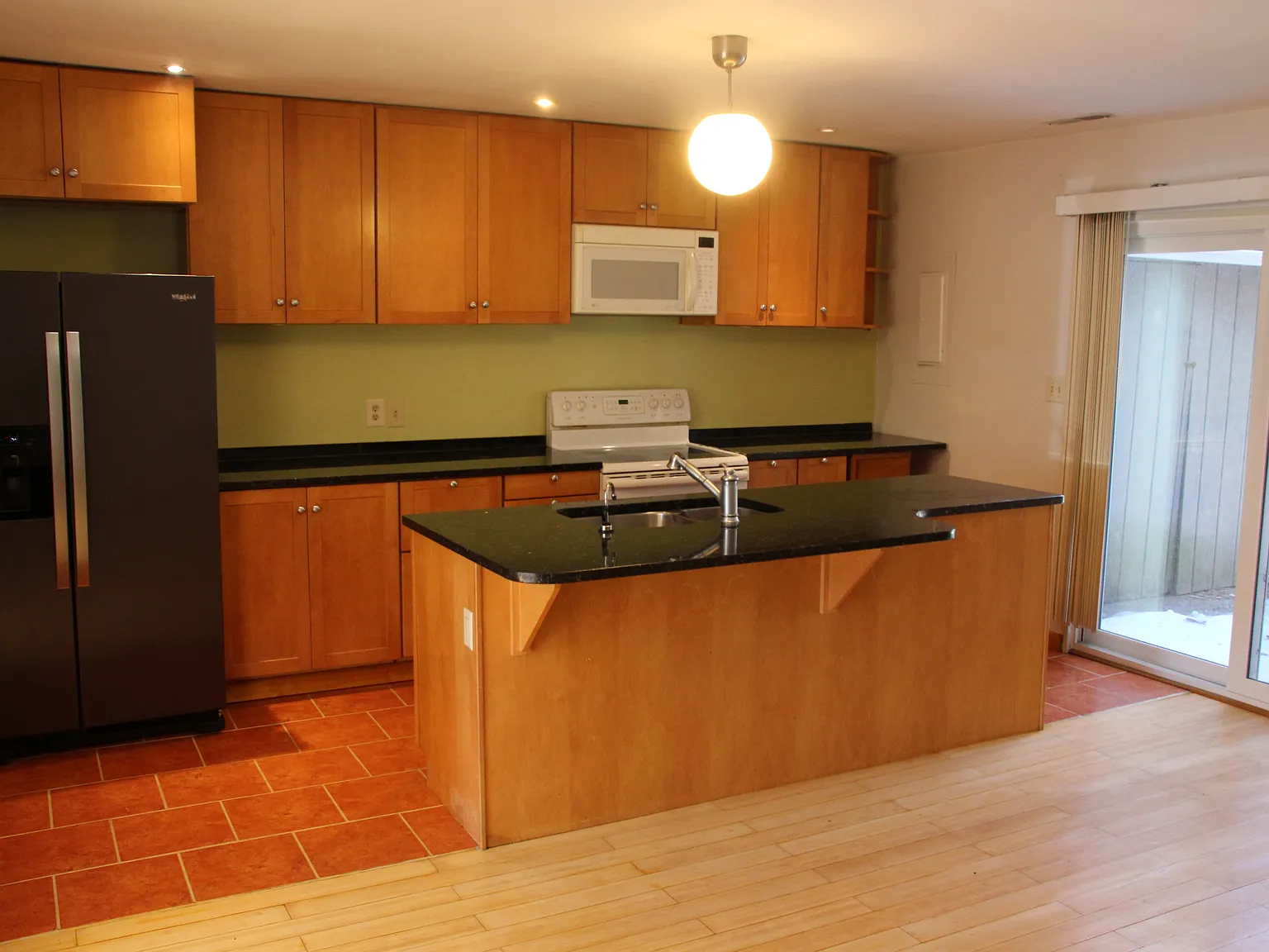 3 bed, 1.5 bath, 1280 sqft, $2,050 — Photo 4
