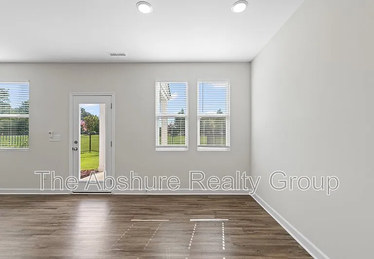 35 Village Edge Dr — Photo 13