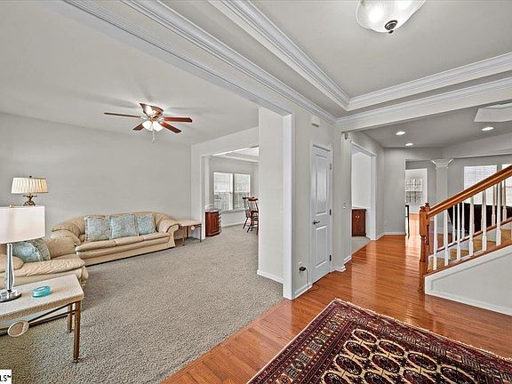 4th image of 101 Hedge Rose Ct