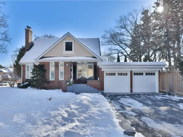 886 Whitney Dr, Mississauga, ON L4Y 1E7