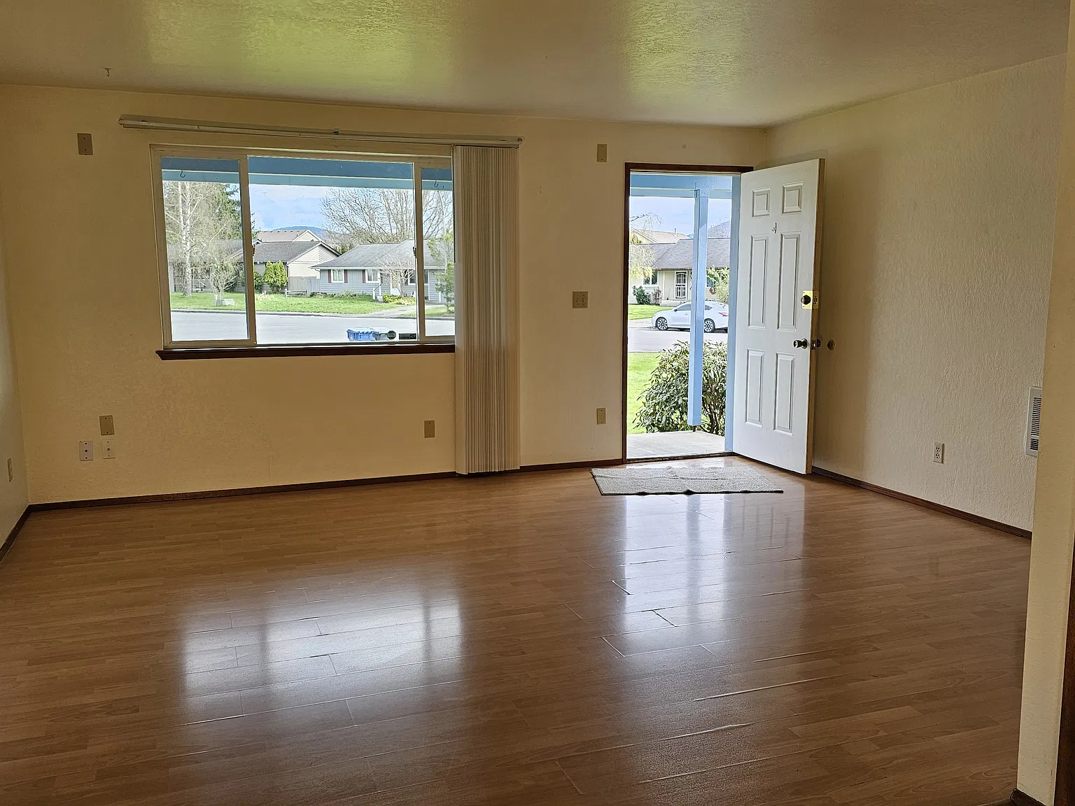 3 bed, 1.5 bath, 1040 sqft, $2,450 — Photo 2