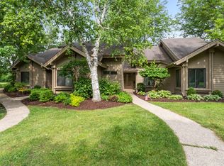 916 Duck Pond Rd, Fontana, WI 53125