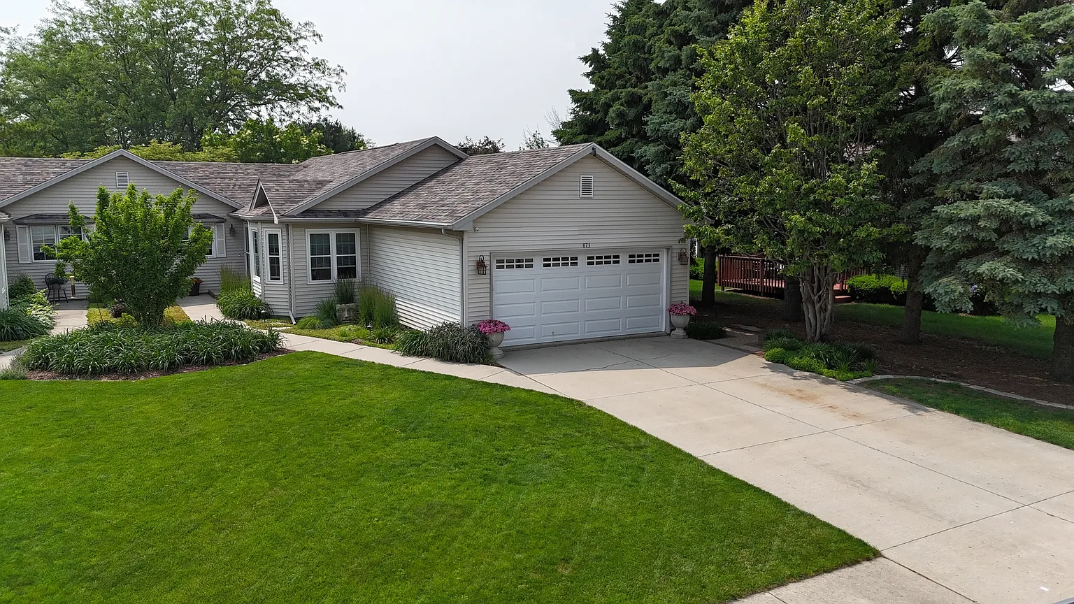 873 Beauchamp Ave photo 1