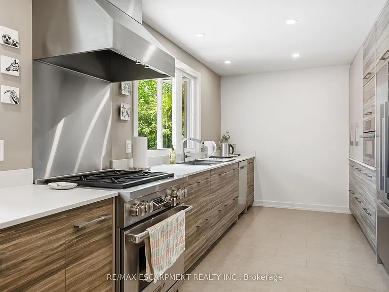 570 Rosedale Cres — Photo 10