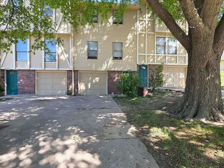 18902 Manor Dr — Photo 1