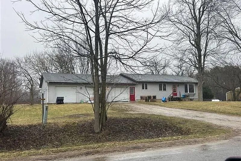 675 E Sessions Rd photo 1
