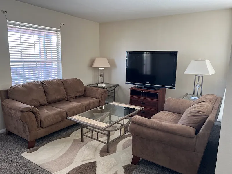 3 bed, 2222 sqft, $2,200 — Photo 3
