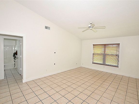 5th image of 220 22nd Ave