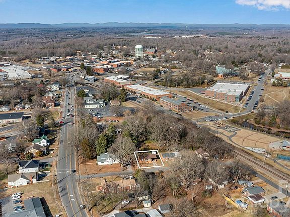 5th image of 105 9th St SE