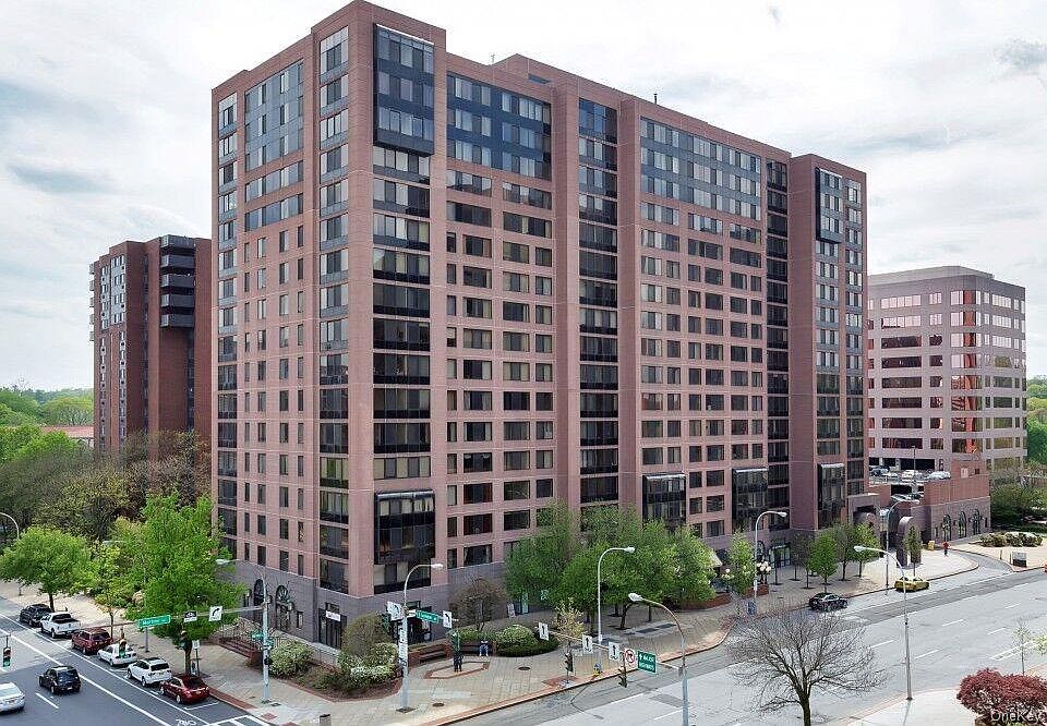 1st image of 4 Martine Ave #1621