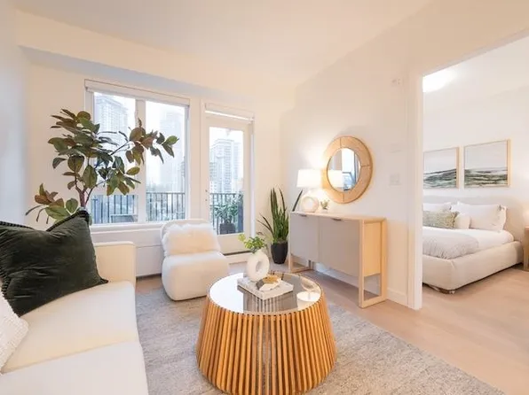 585 Kemsley Ave #204, Coquitlam, BC V3J 3Z2