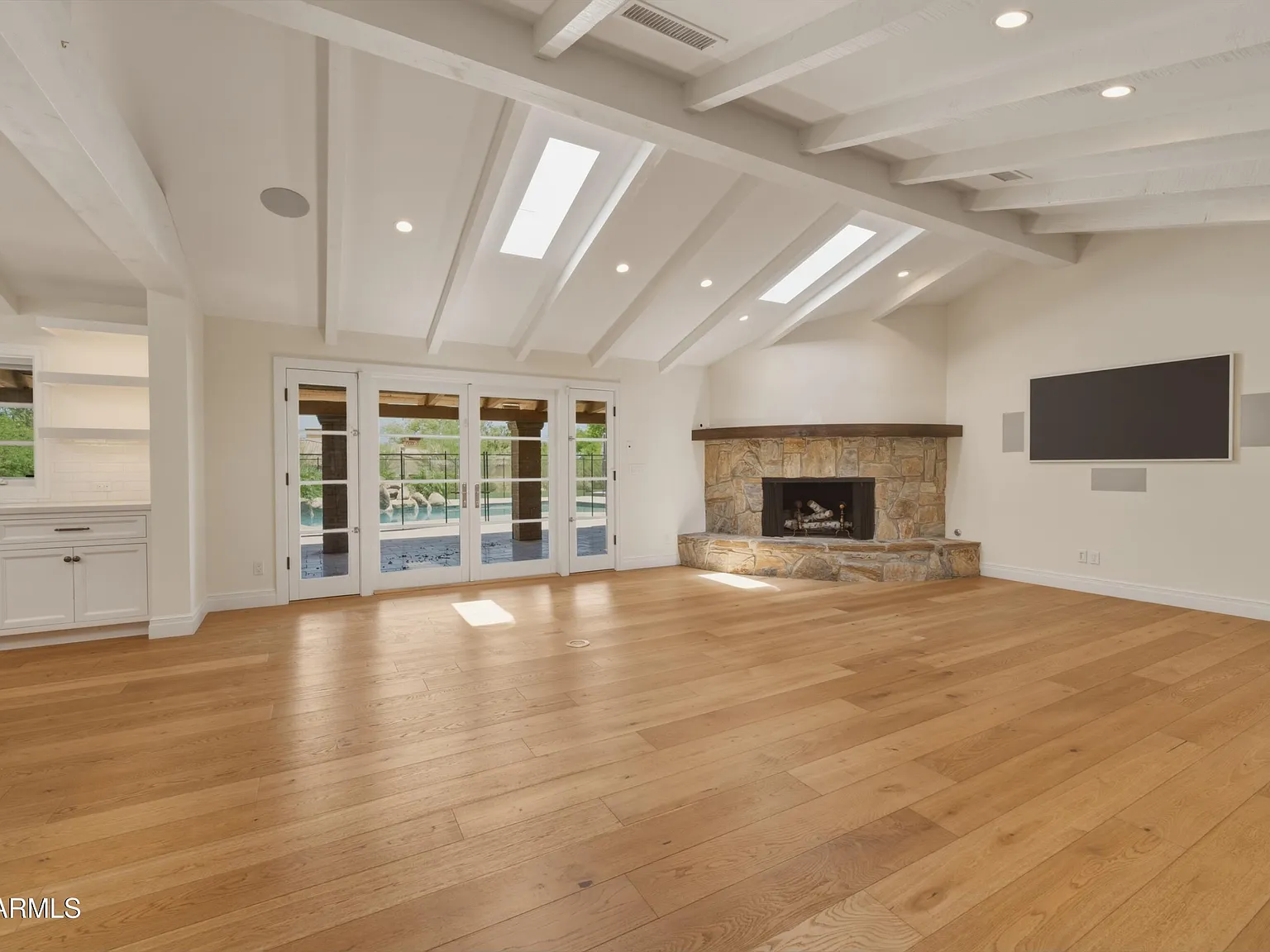 5 bed, 6.0 bath, 5301 sqft, $9,500 — Photo 2