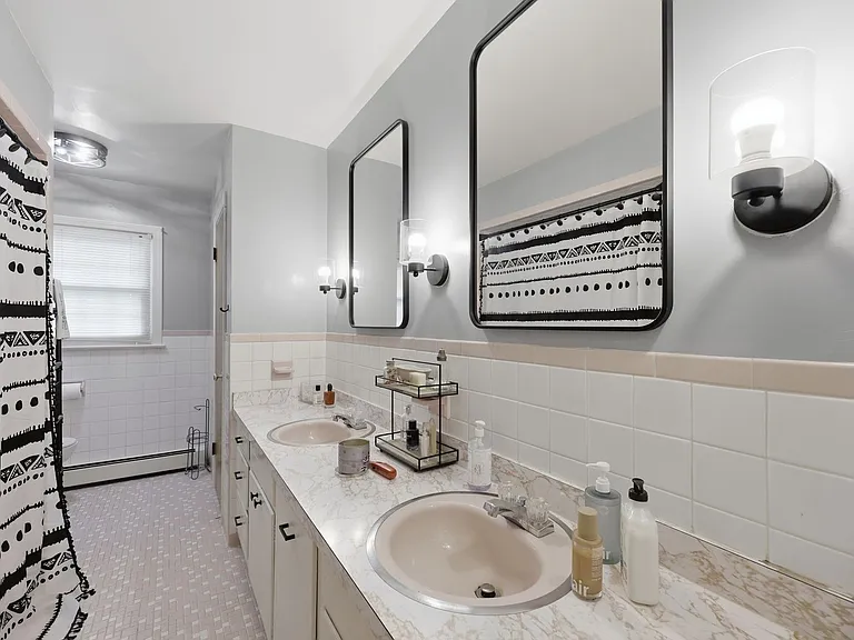 128 Convention Dr — Photo 32