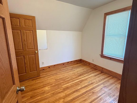 4th image of 920 Park St