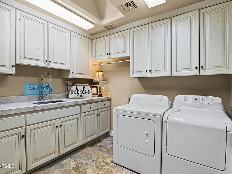2609 E Pine Island Ln — Photo 15