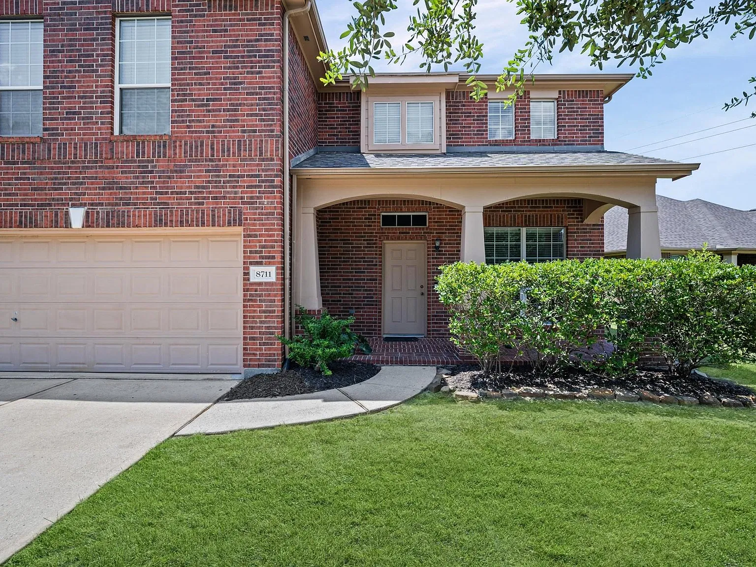 4 bed, 2.5 bath, 2916 sqft, $2,450 — Photo 2